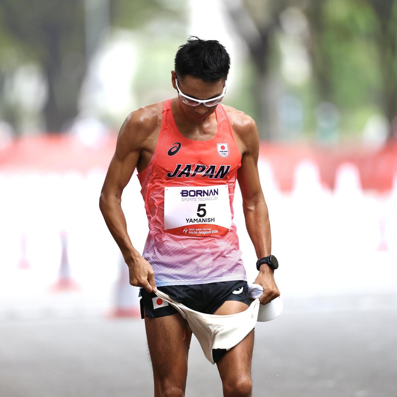 ハーフマラソン競歩　銀メダルとなり悔しさをあらわにする山西利和（撮影・宮地輝）