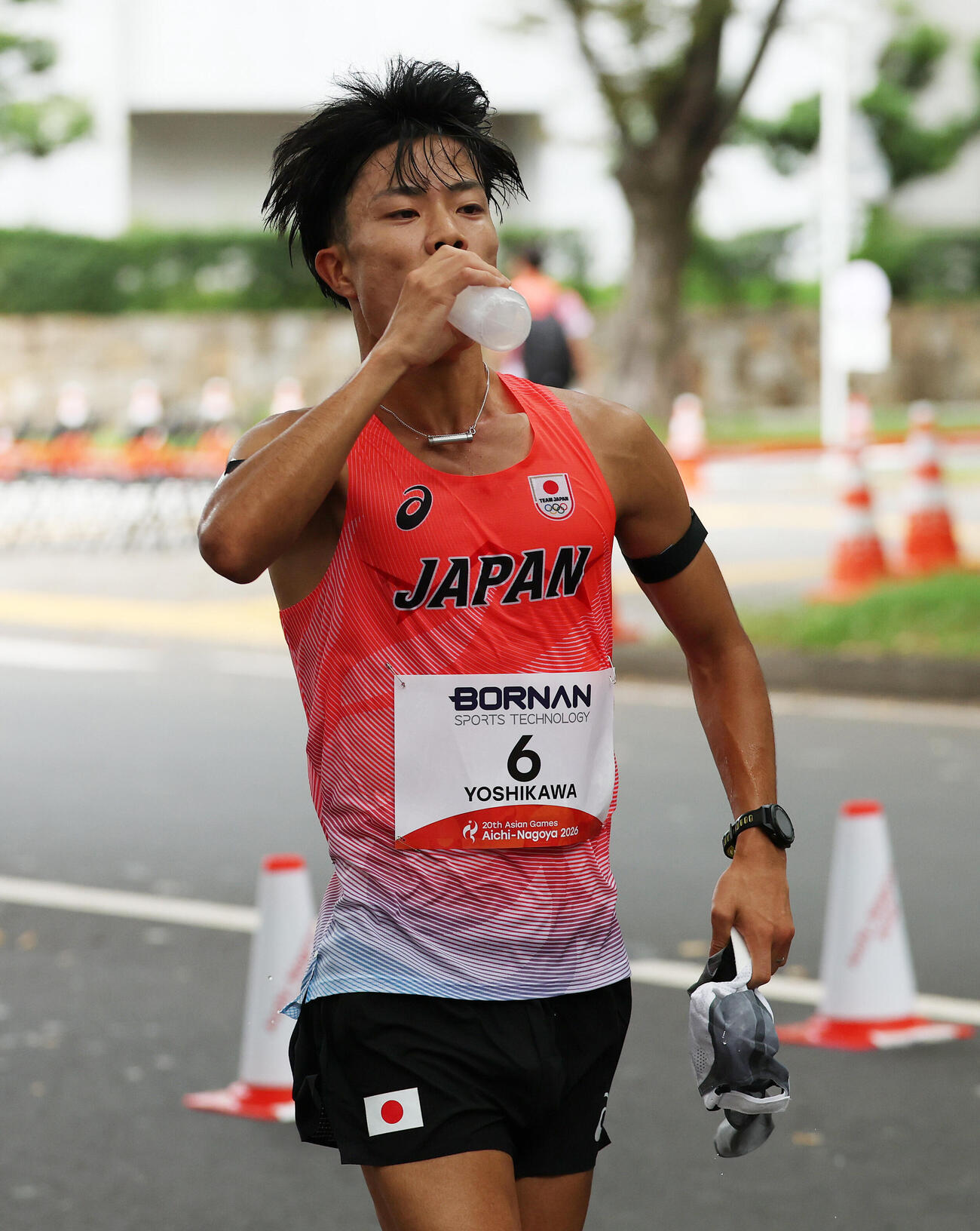 ハーフマラソン競歩　水分補給する吉川絢斗（撮影・宮地輝）