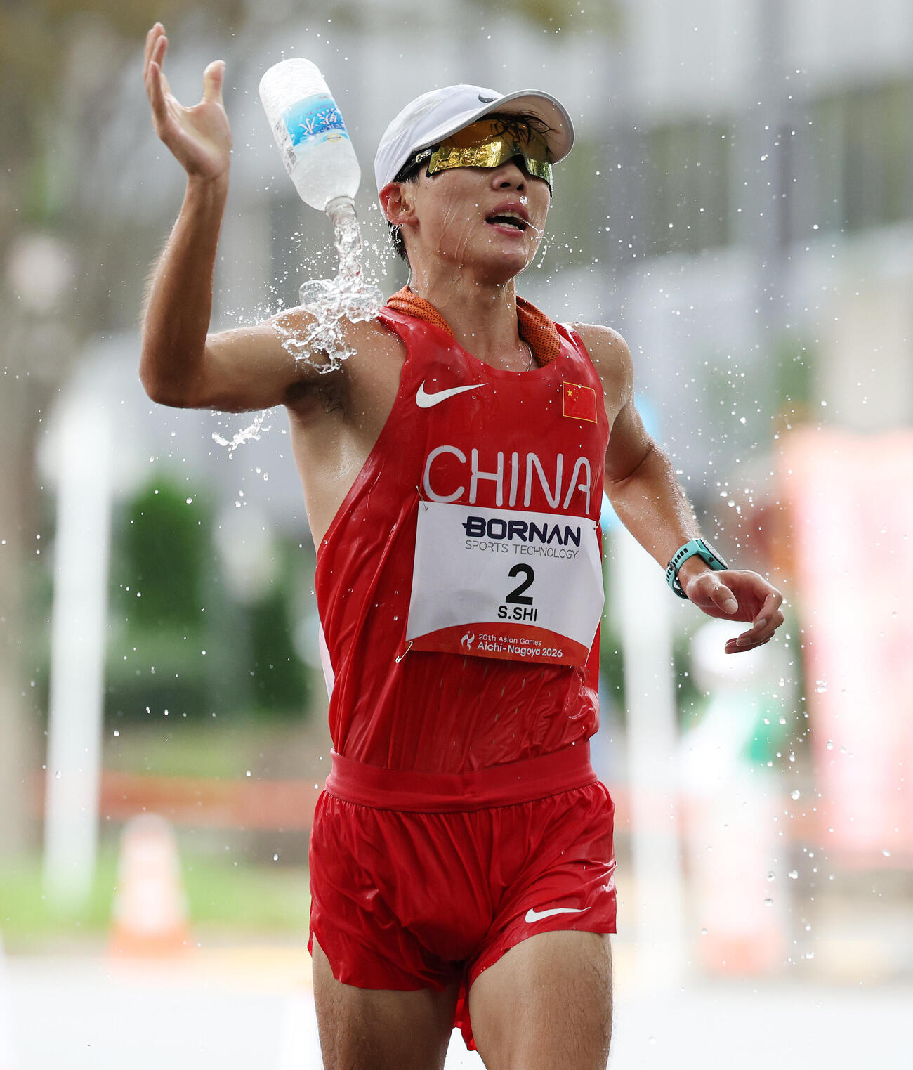 ハーフマラソン競歩　水を浴びる中国石升吉（撮影・宮地輝）