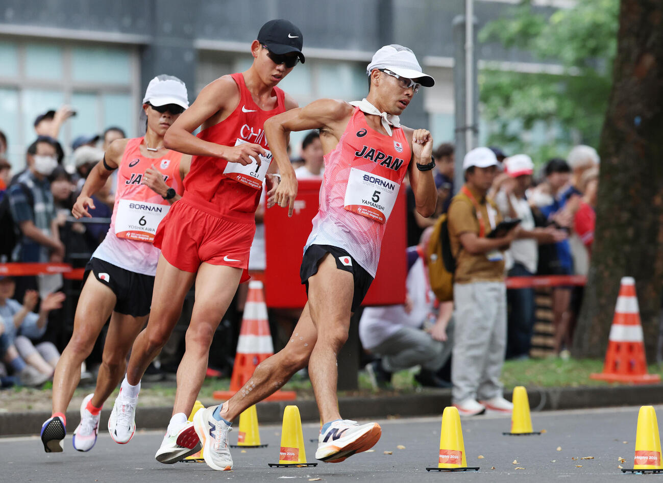 ハーフマラソン競歩　力強い歩きで周回する吉川絢斗（左）と山西利和（右）（撮影・宮地輝）