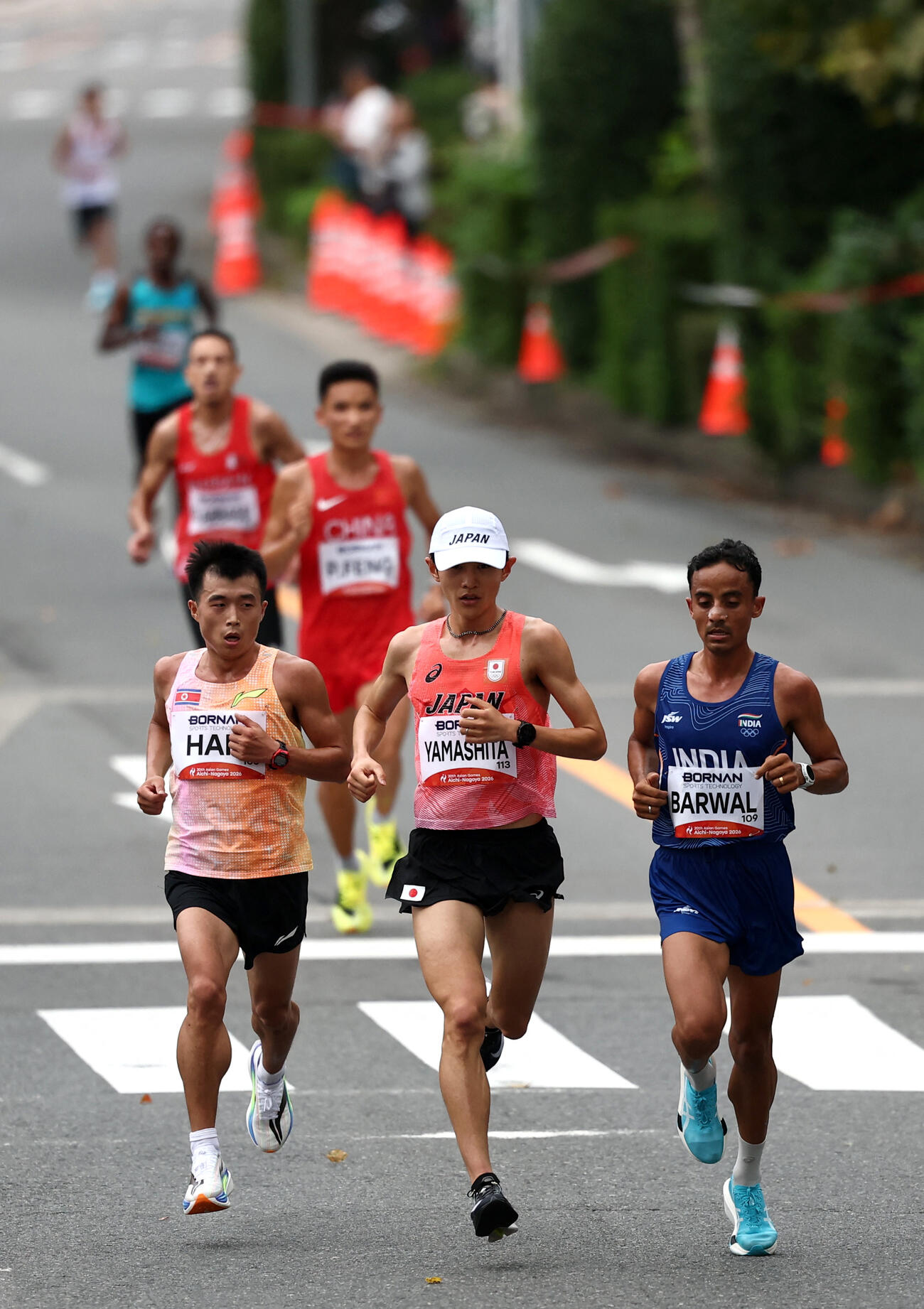 先頭に躍り出る山下一貴（中央、ロイター）