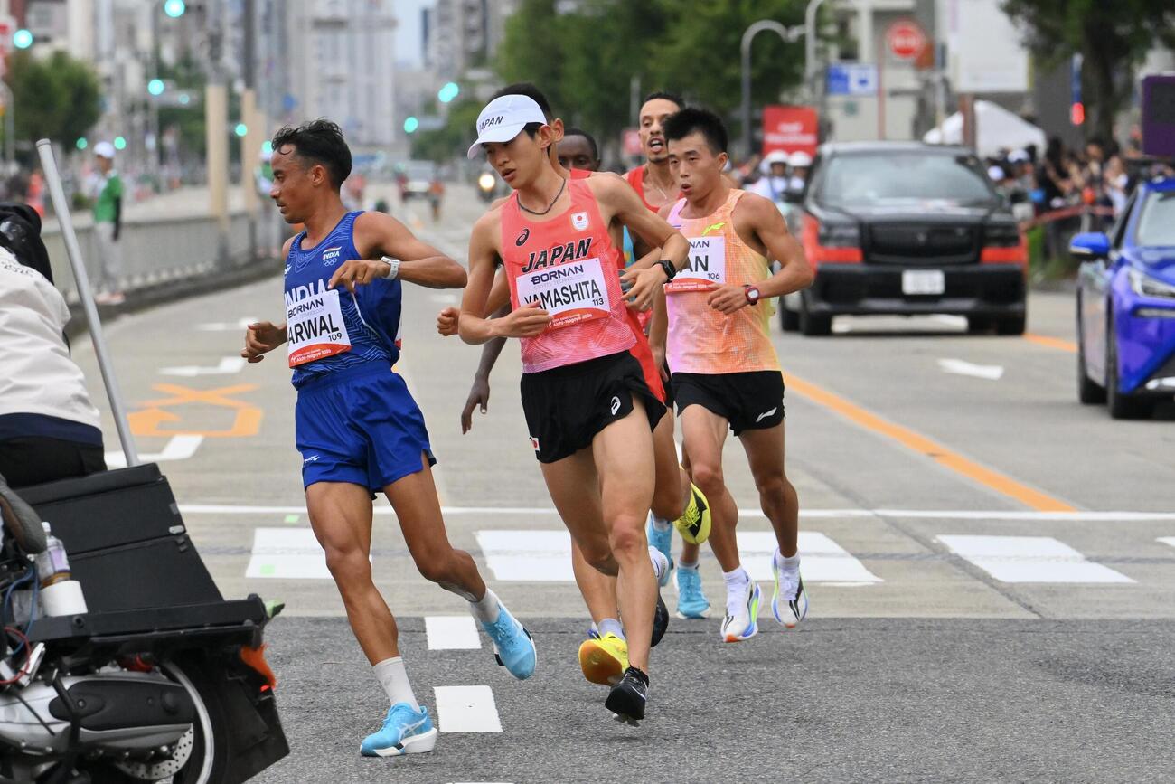 男子マラソンで21キロ付近を通過する山下一貴（中央）（撮影・滝沢徹郎）