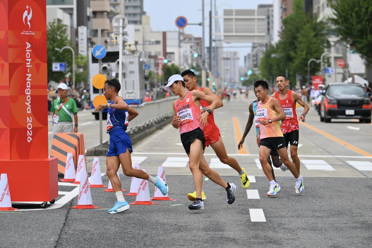 男子マラソンで21キロ付近を通過する山下一貴（中央）（撮影・滝沢徹郎）