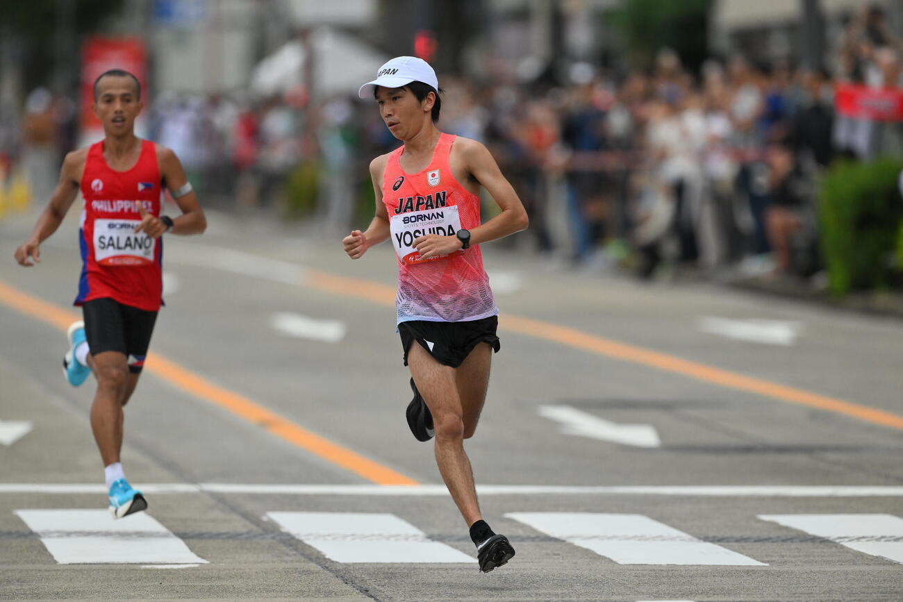 男子マラソンで21キロ付近を通過する吉田佑也（撮影・滝沢徹郎）