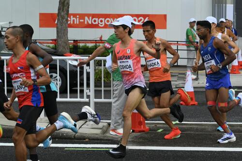 男子マラソンでスタートする吉田佑也(中央)(撮影・滝沢徹郎)
