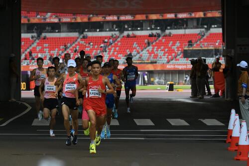 競技場からスタートする男子マラソンの選手たち(撮影・滝沢徹郎)
