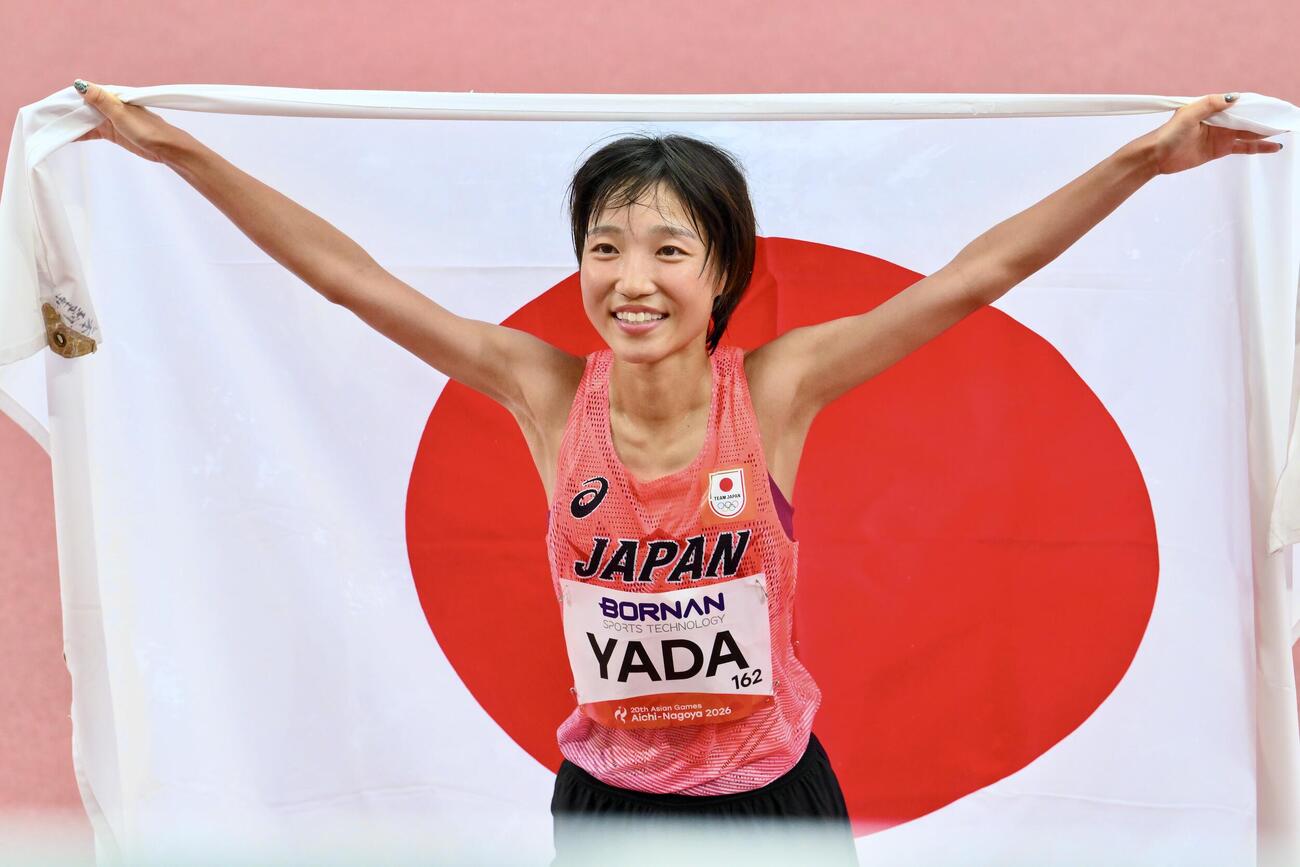 女子マラソンで3位は矢田みくには日の丸を背に記念撮影する（撮影・滝沢徹郎）