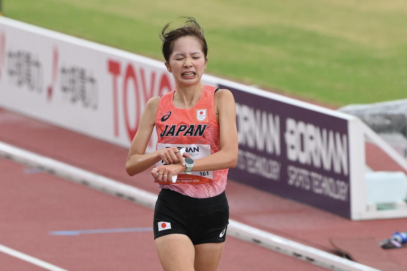 女子マラソンで4位でゴールする佐藤早也伽（撮影・滝沢徹郎）