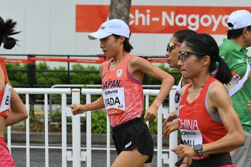 女子マラソンでスタートする矢田みくに(中央)(撮影・滝沢徹郎)