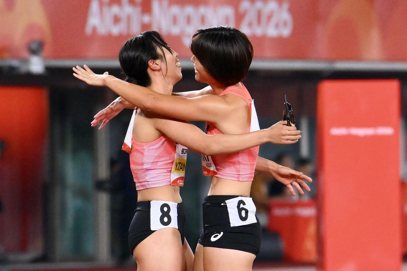 女子7種競技で優勝の田中友梨（左）と準優勝の梶木菜々香は抱き合って喜ぶ（撮影・滝沢徹郎）