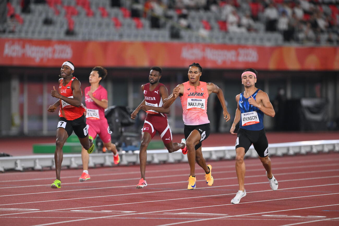 男子400メートル予選で力走する中島佑気ジョセフ（左から4人目）（撮影・滝沢徹郎）