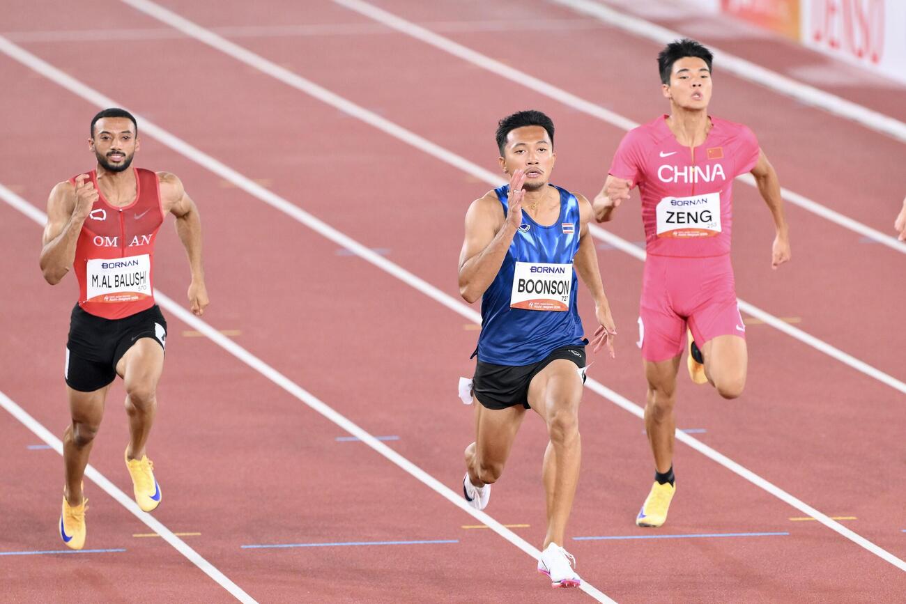 男子100メートル準決勝で大会新記録を出したタイのブーンソン・プリポン（中央）（撮影・滝沢徹郎）