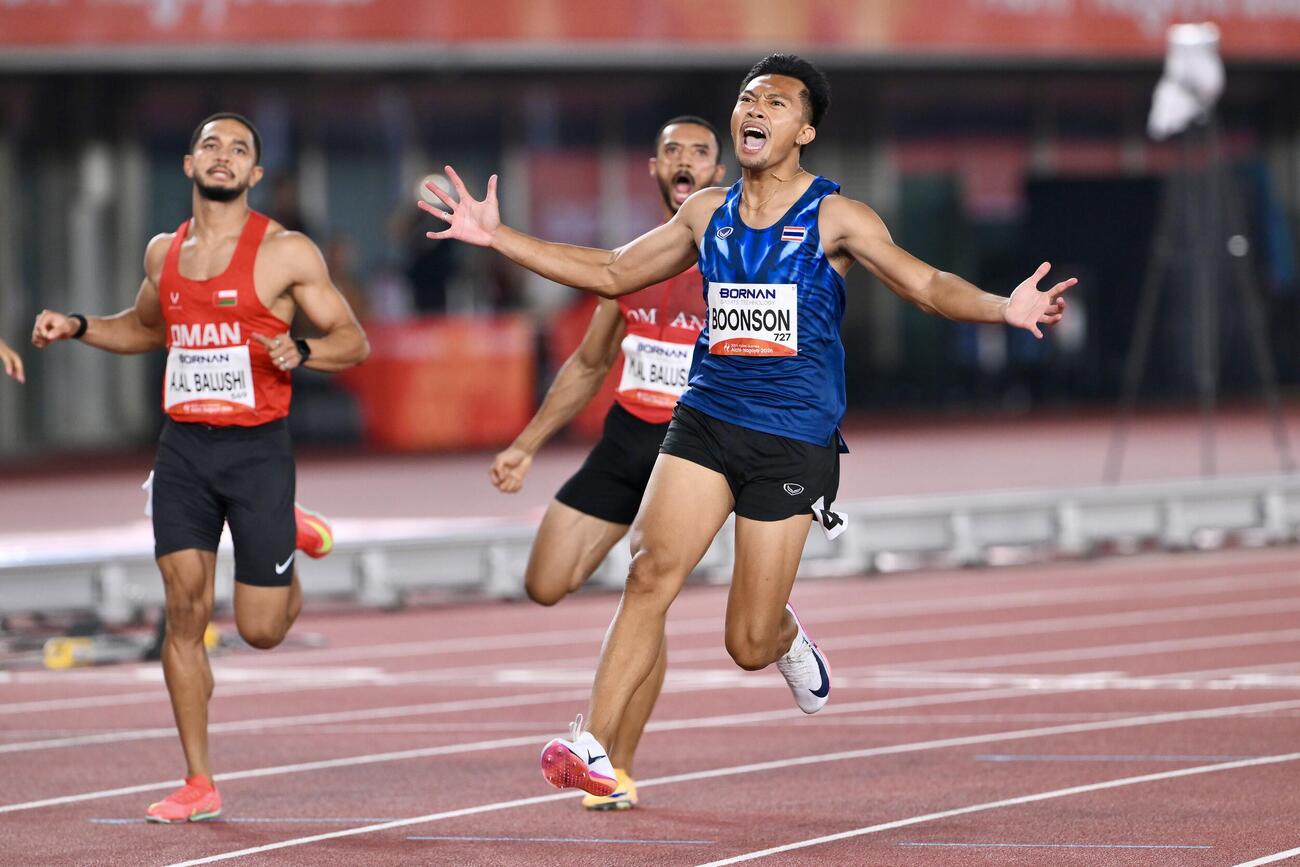 男子100メートル決勝で大会新記録で優勝を決め雄叫びをあげるタイのブーンソン・プリポン（撮影・滝沢徹郎）
