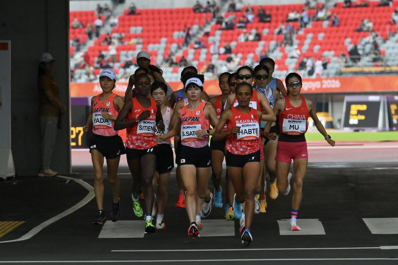 競技場からスタートする女子マラソンの選手たち（撮影・滝沢徹郎）