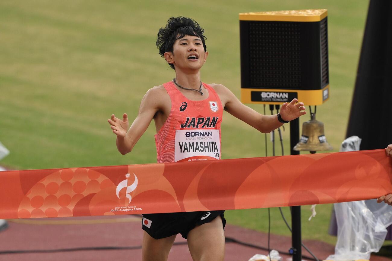 男子マラソンで優勝を決める山下一貴（撮影・滝沢徹郎）