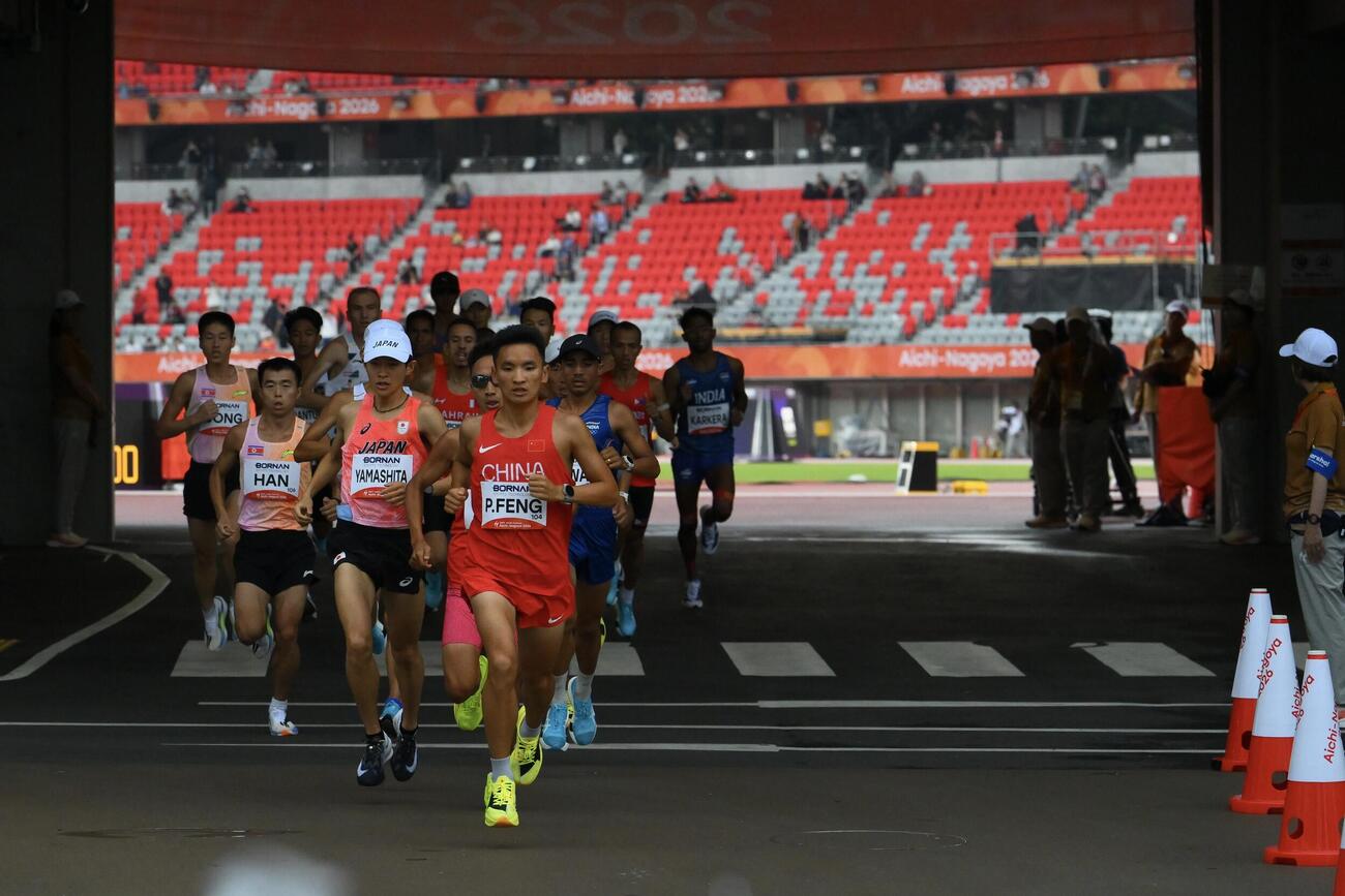競技場からスタートする男子マラソンの選手たち（撮影・滝沢徹郎）