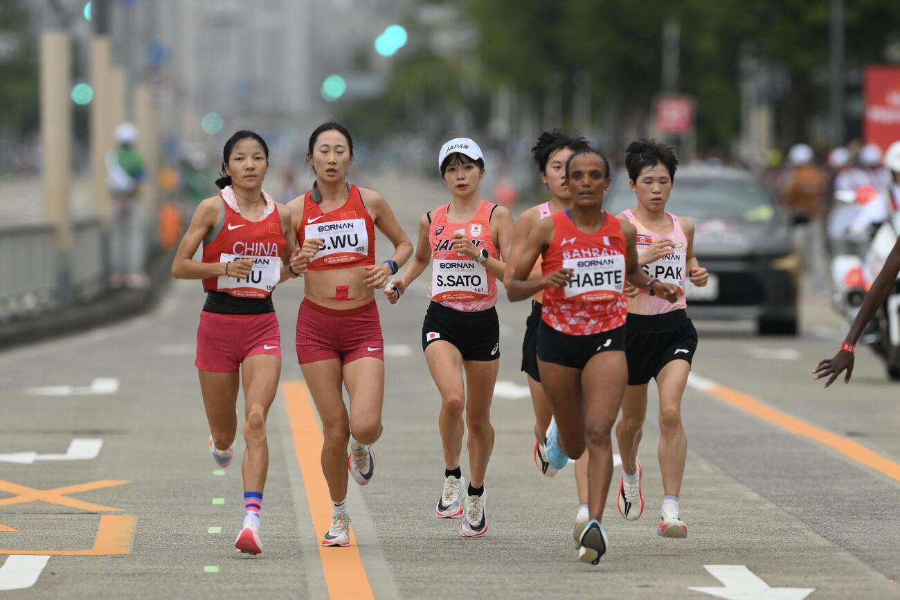 女子マラソンで21キロ付近を通過する矢田みくに（右）（撮影・滝沢徹郎）