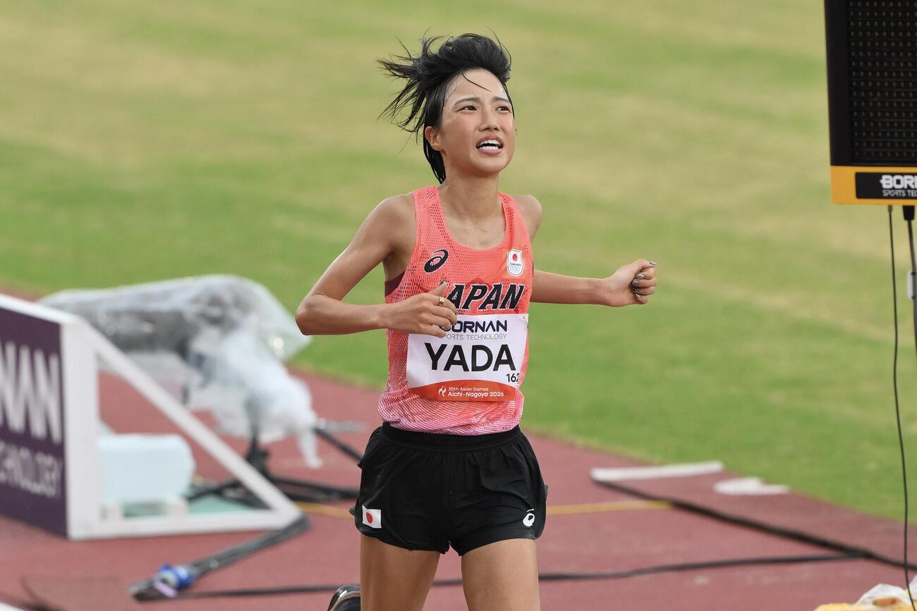 女子マラソンで3位は矢田みくには日の丸を背に記念撮影する（撮影・滝沢徹郎）