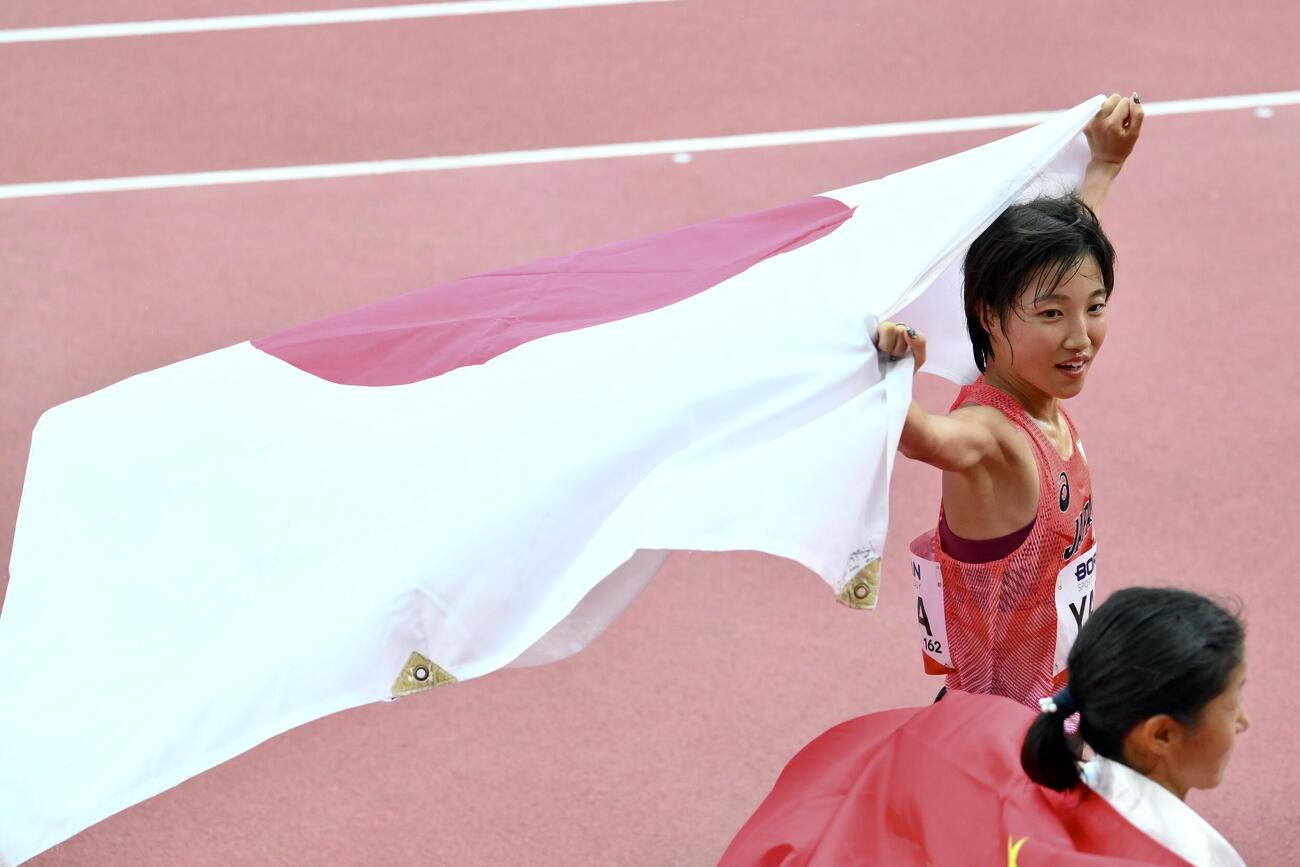 女子マラソンで4位でゴールする佐藤早也伽（撮影・滝沢徹郎）