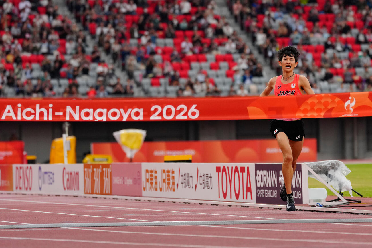 アジア大会男子マラソンで金メダルのゴールテープを切る山下一貴（AP）