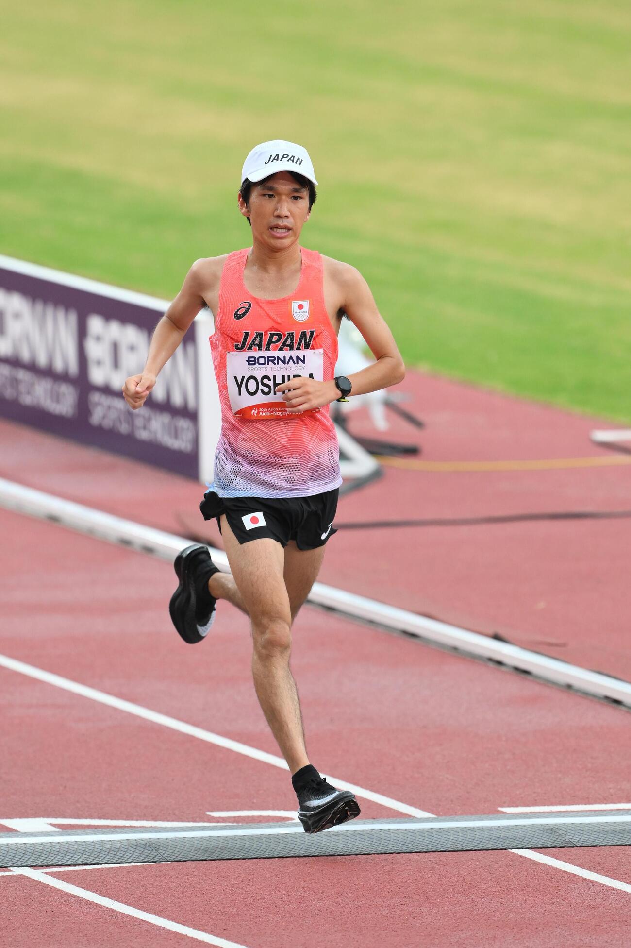 男子マラソンでゴールする吉田祐也（撮影・滝沢徹郎）
