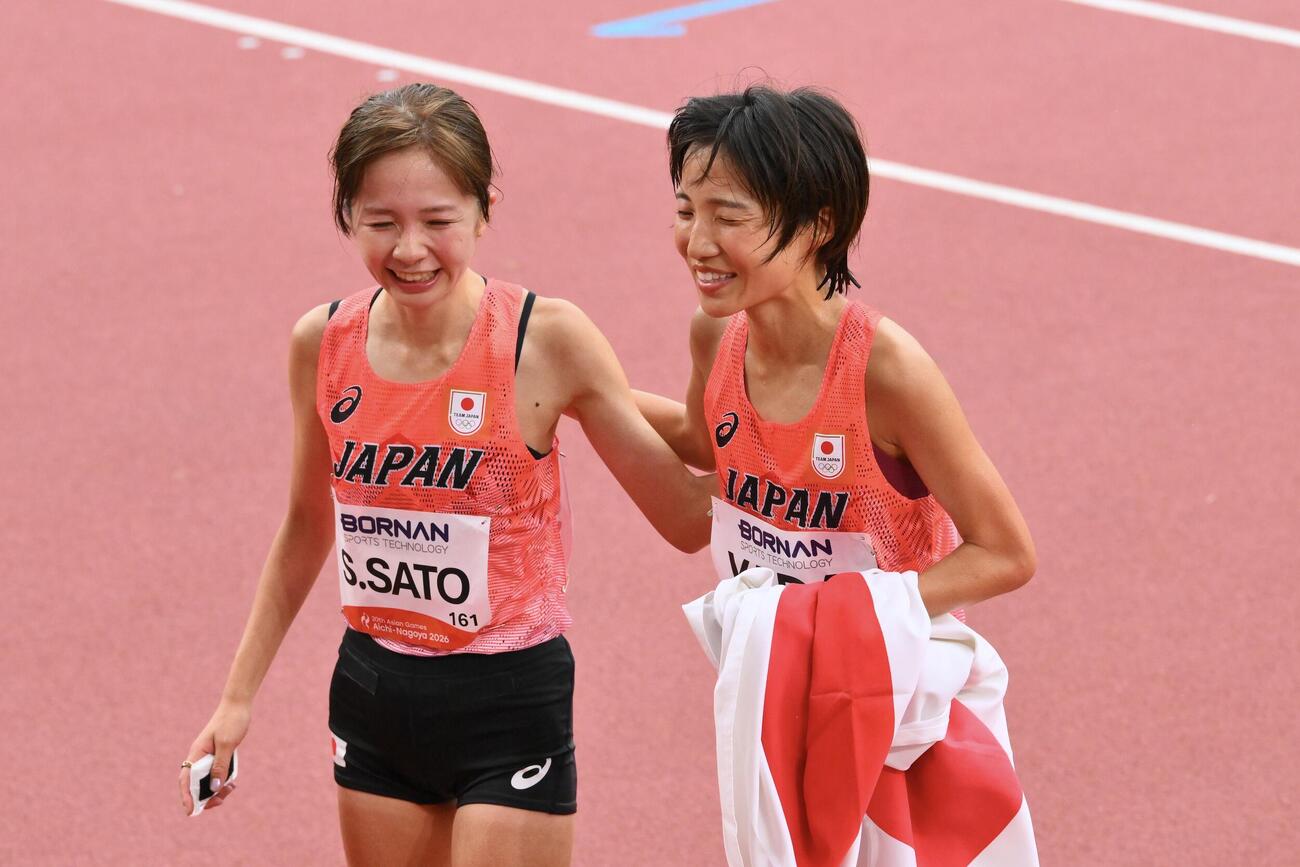 女子マラソンを終え健闘を称え合う3位の矢田みくに（右）と佐藤早也伽（撮影・滝沢徹郎）