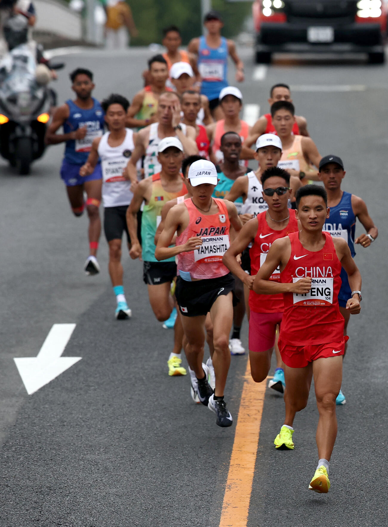 男子マラソンの先頭集団でレースを進める山下一貴（前方左、ロイター）