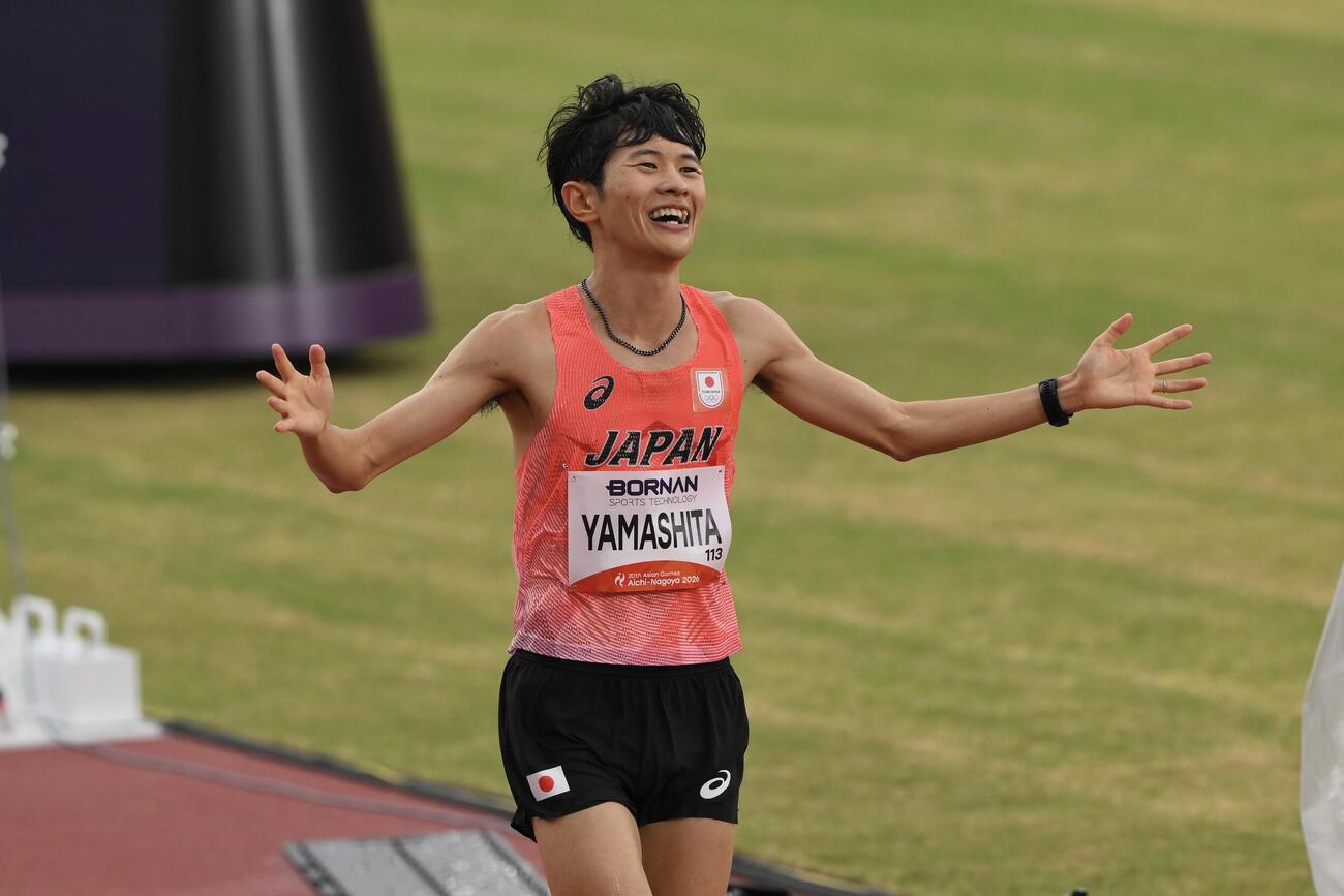 男子マラソンで優勝を決める山下一貴（撮影・滝沢徹郎）