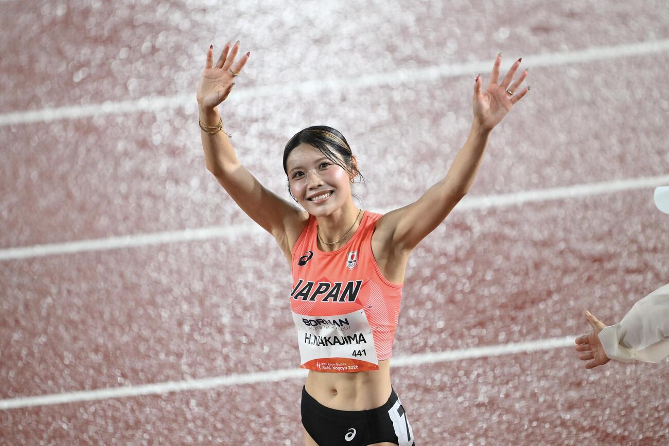 女子100メートルハードル予選を終え手を振る中島ひとみ（撮影・滝沢徹郎）