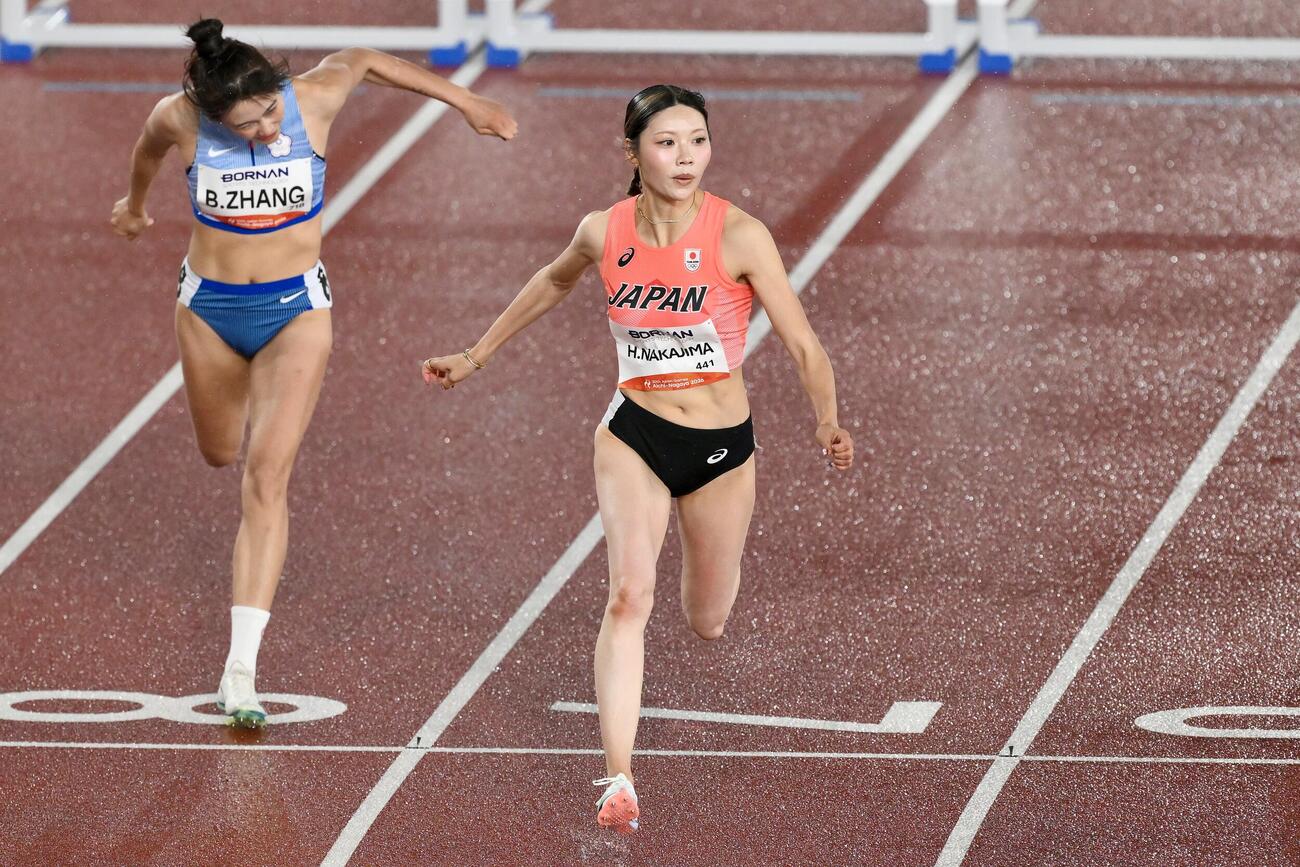 女子100メートルハードル予選で力走する中島ひとみ（撮影・滝沢徹郎）