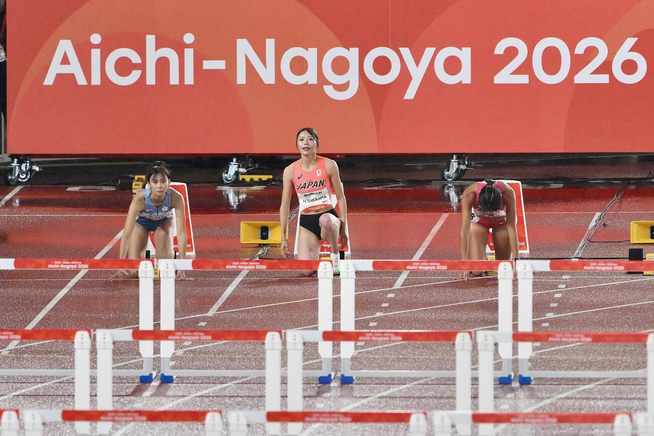 女子100メートルハードル予選に臨む中島ひとみ（中央）（撮影・滝沢徹郎）