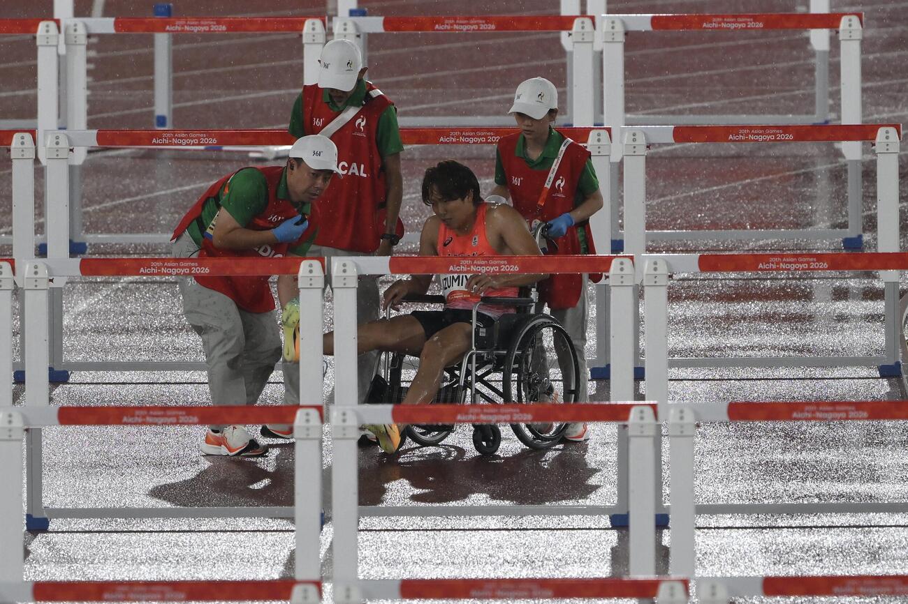 男子110メートルハードル予選で転倒し車いすで運ばれる泉谷駿介（撮影・滝沢徹郎）