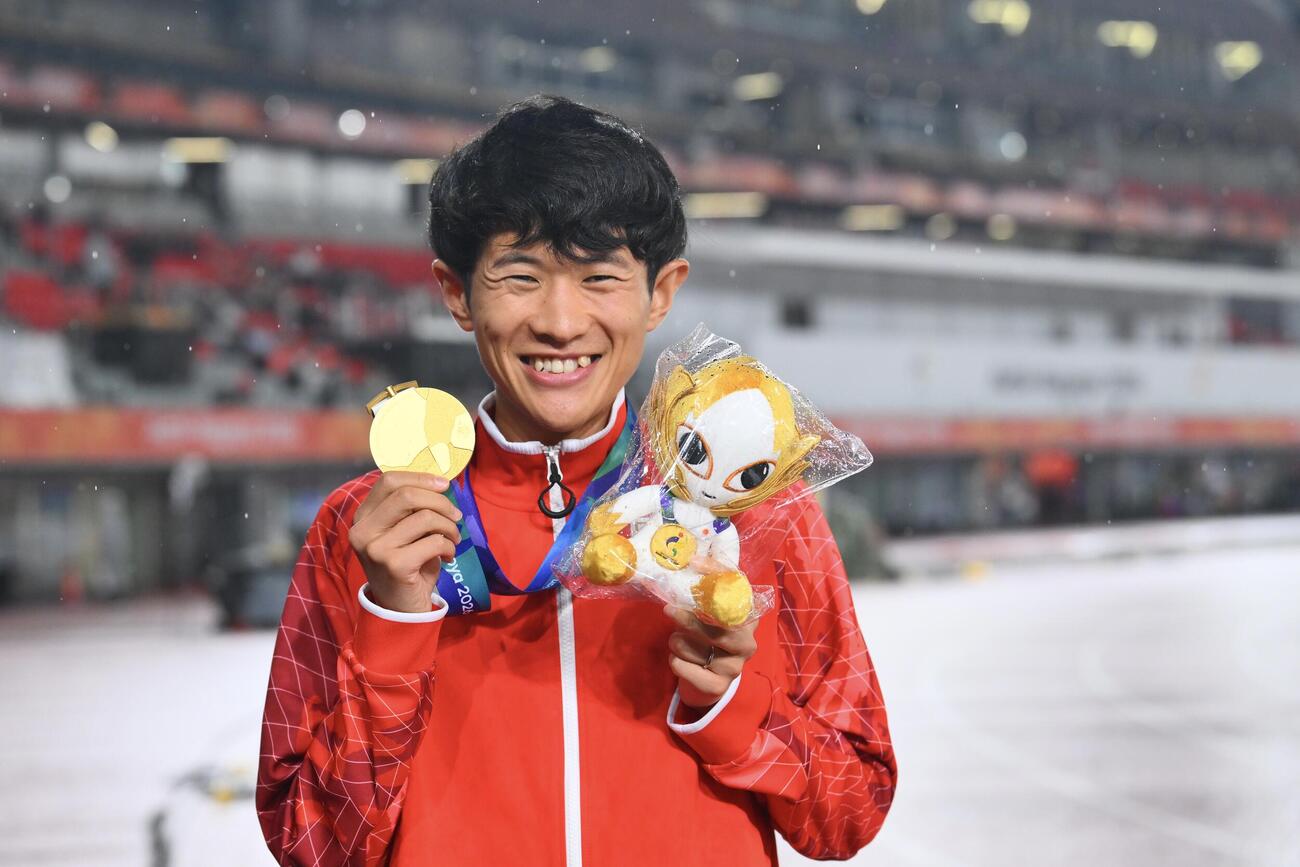 男子マラソンで優勝を決めた山下一貴は金メダルを手に笑顔を見せる（撮影・滝沢徹郎）