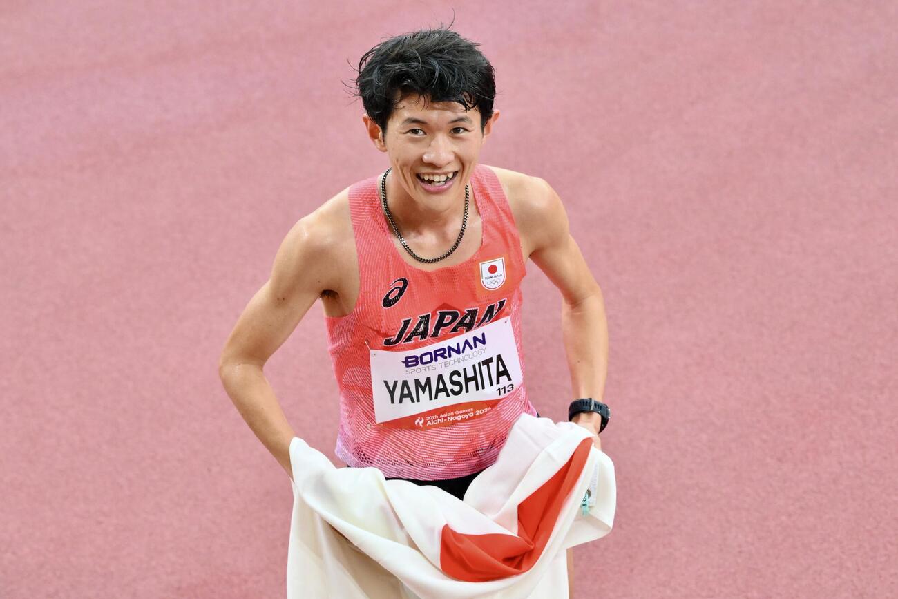 男子マラソンで優勝を決め笑顔の山下一貴（撮影・滝沢徹郎）