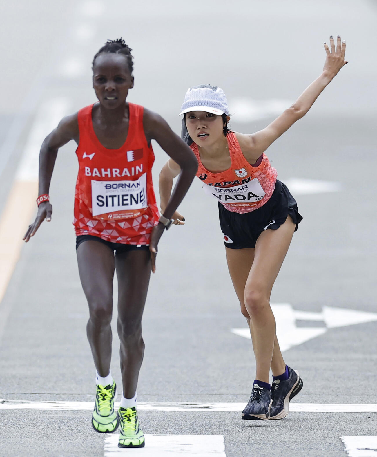 女子マラソン　中盤で転倒し、再び走り出す矢田みくに（右）＝名古屋市（共同）
