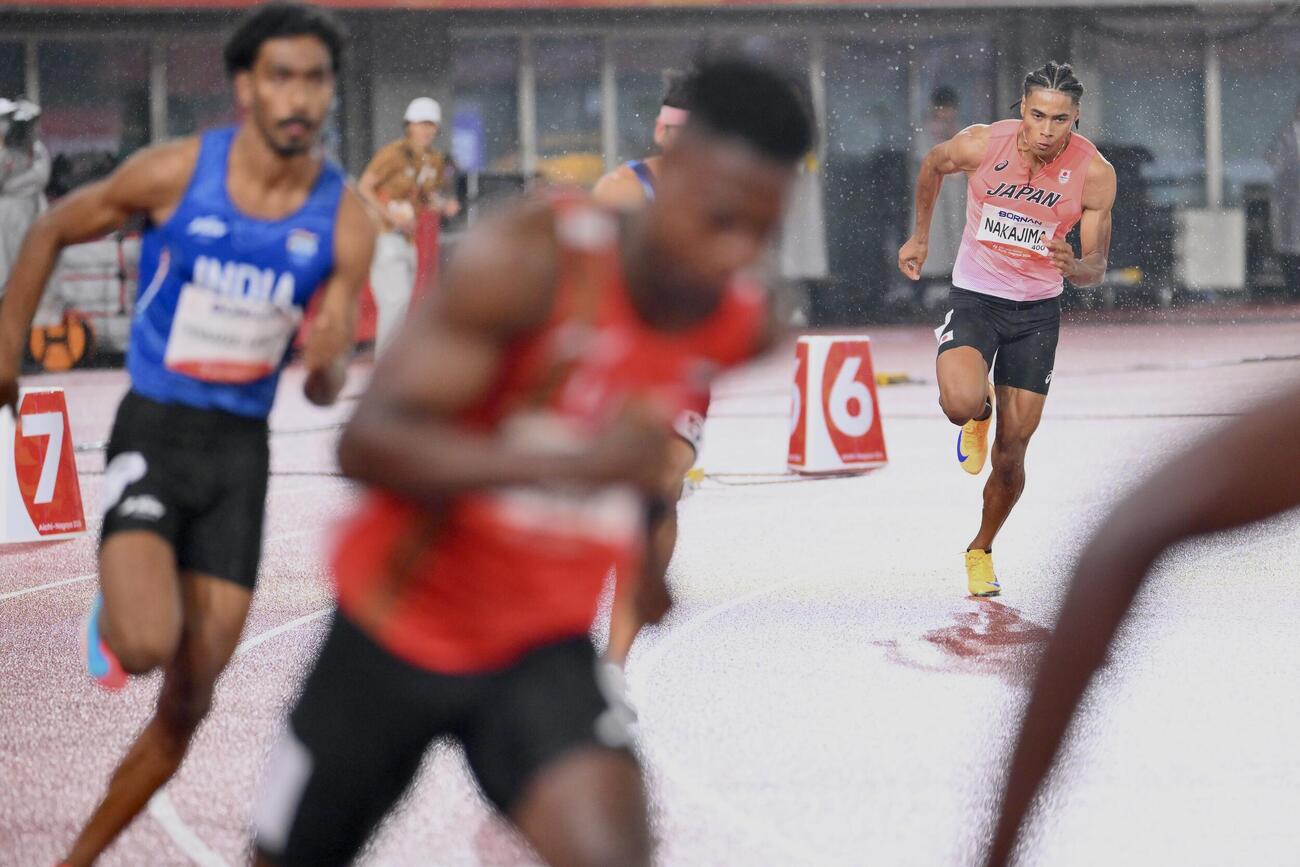男子400メートル決勝で力走する中島佑気ジョセフ（後方）（撮影・滝沢徹郎）