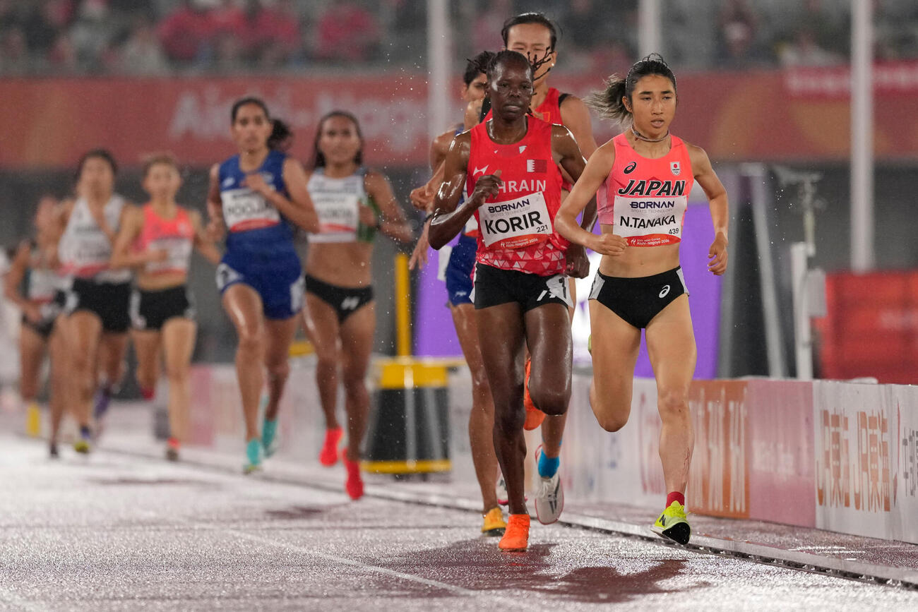 女子1500メートル　力走する田中希実（右＝AP）