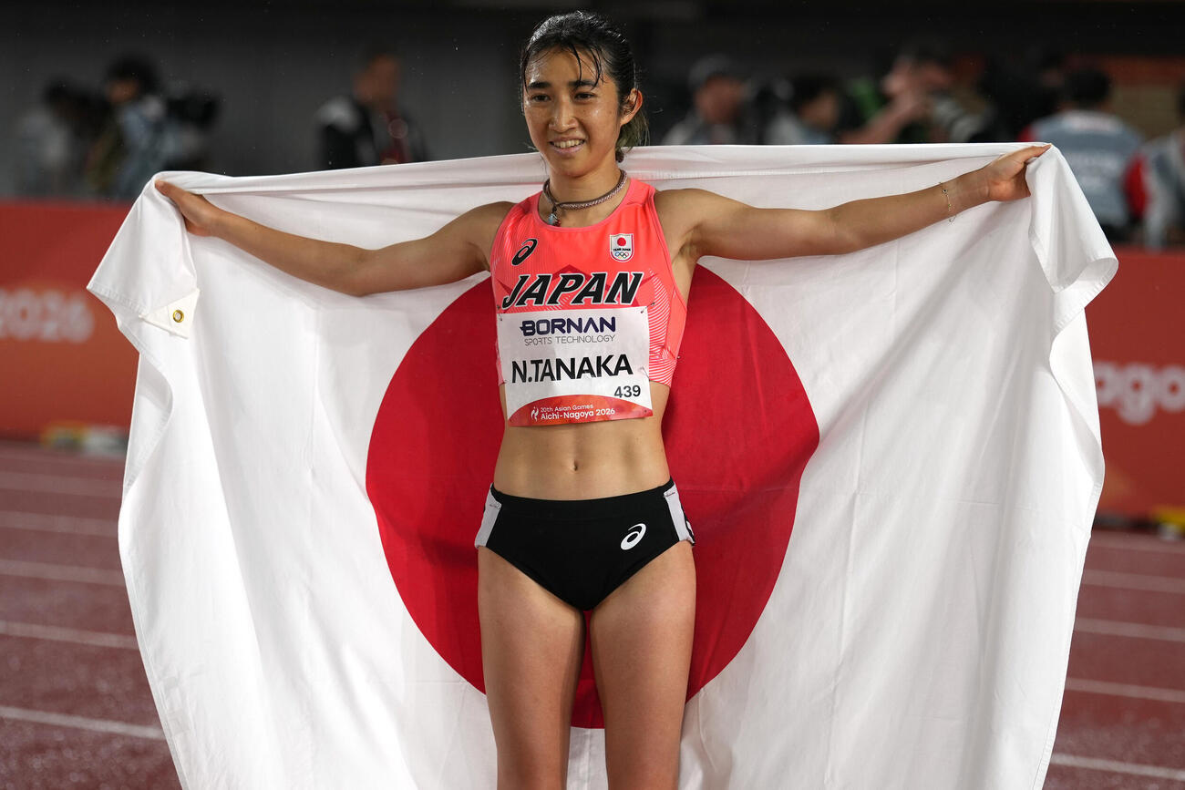 女子1500メートル　3位となり日の丸を掲げる田中希実（AP）