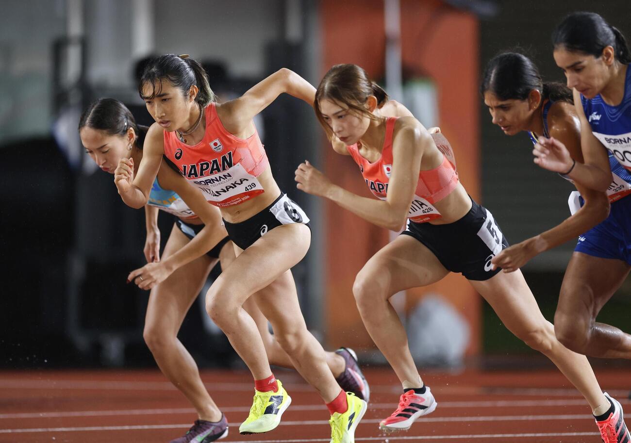 女子1500メートル　スタートする（左2人目から）田中希実、道下美槻（共同）