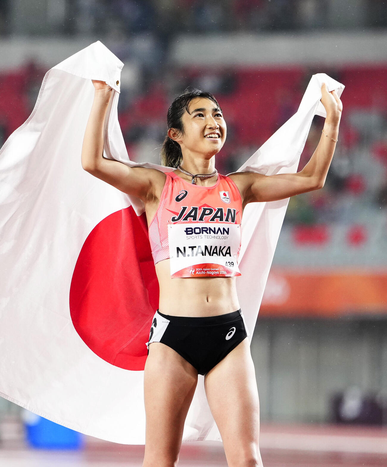 女子1500メートルで3位となり日の丸を掲げる田中希実（共同）
