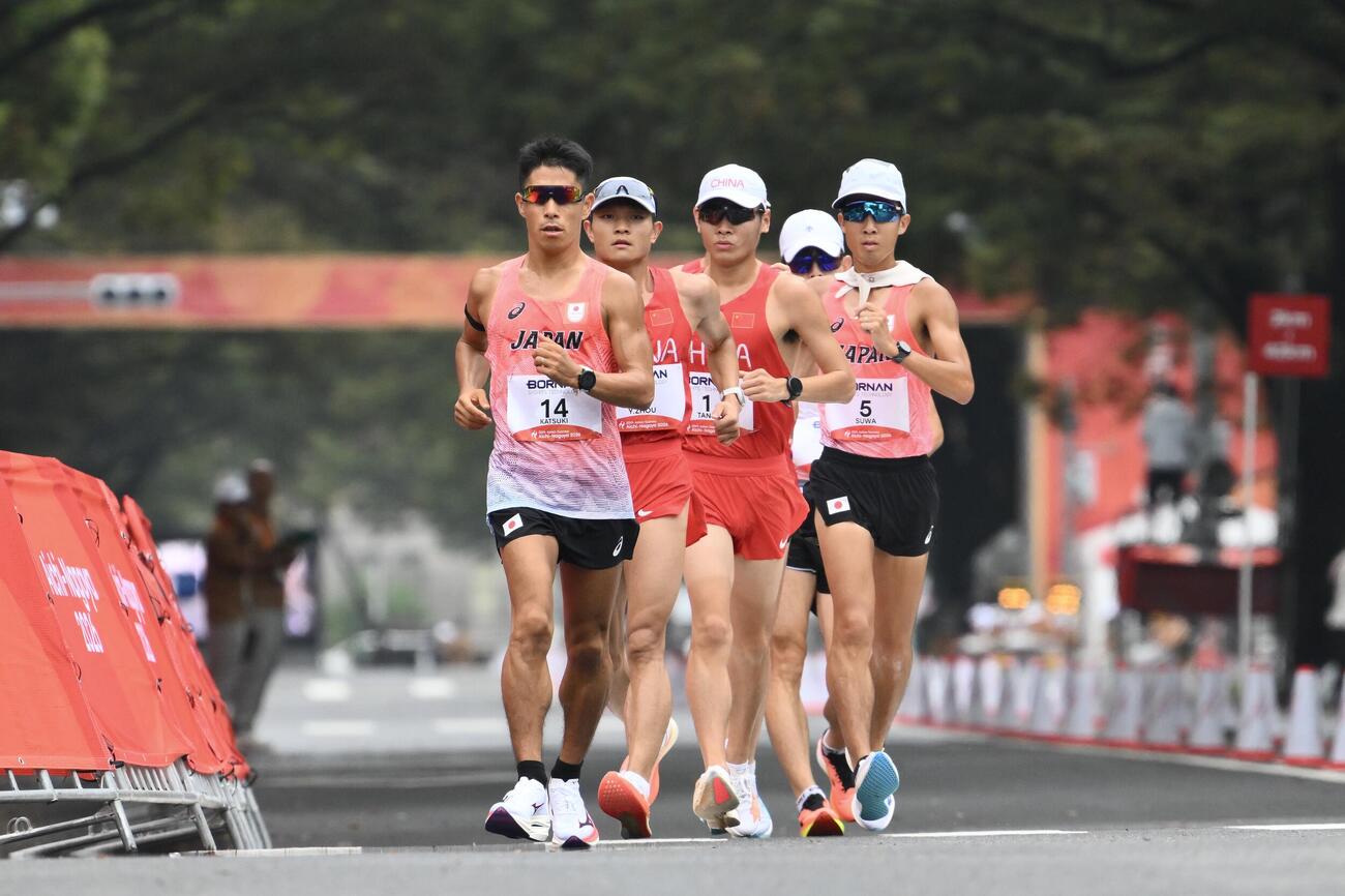 男子マラソン競歩で歩く勝木隼人（左）と諏方元郁（右）（撮影・滝沢徹郎）