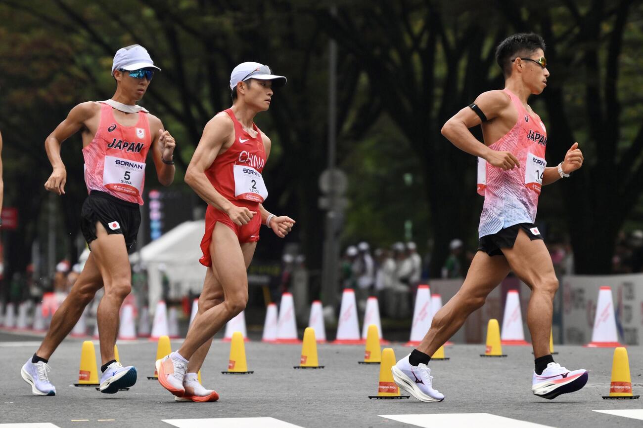 男子マラソン競歩で歩く勝木隼人（右）と諏方元郁（左）（撮影・滝沢徹郎）