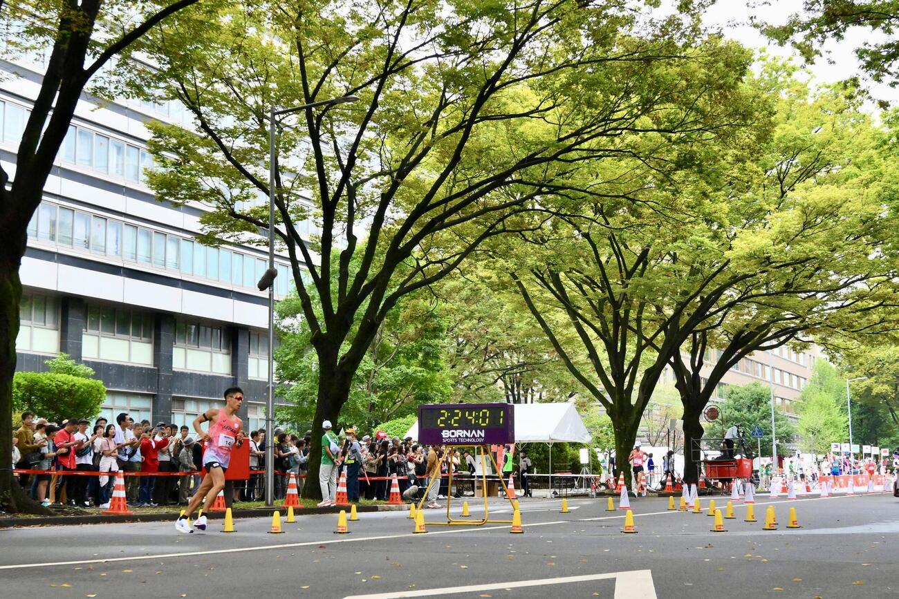 男子マラソン競歩で先頭を歩く勝木隼人（左）と諏方元郁（右）（撮影・滝沢徹郎）