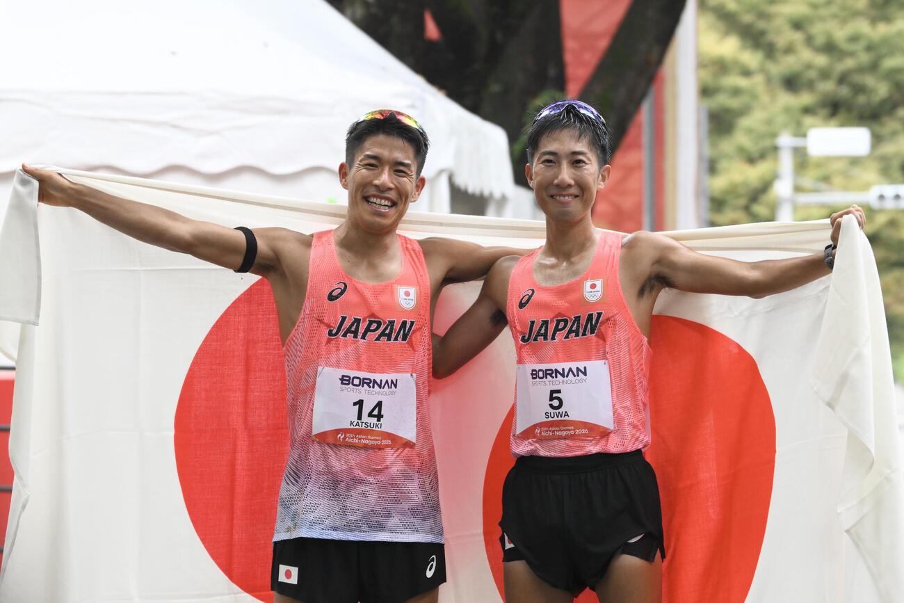 男子マラソン競歩で優勝の勝木隼人（左）はと銅メダルの諏方元郁は日の丸を背に記念撮影する（撮影・滝沢徹郎）