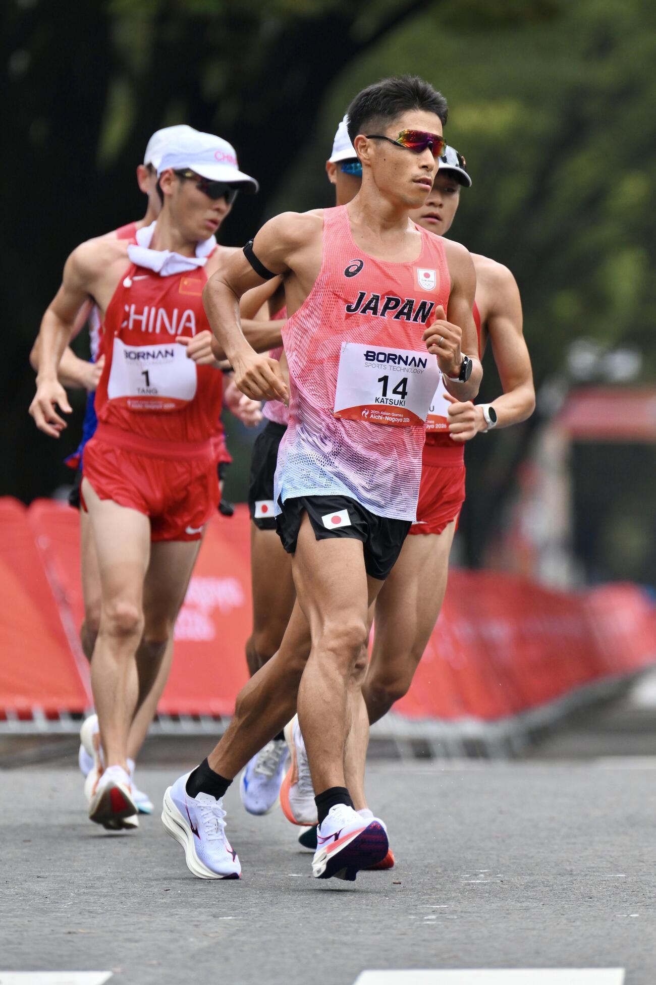 男子マラソン競歩で歩く勝木隼人（手前）（撮影・滝沢徹郎）