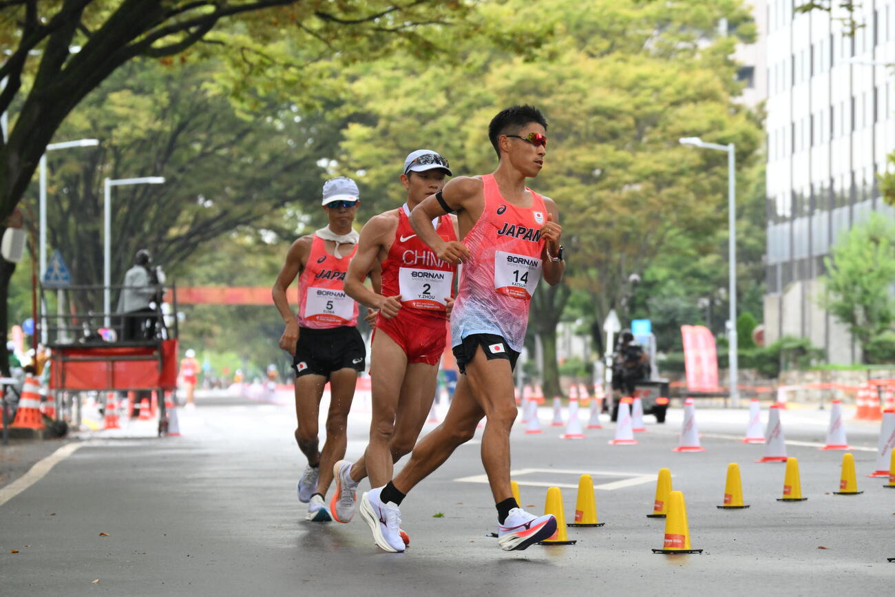 男子マラソン競歩で歩く勝木隼人（右）と諏方元郁（左）（撮影・滝沢徹郎）