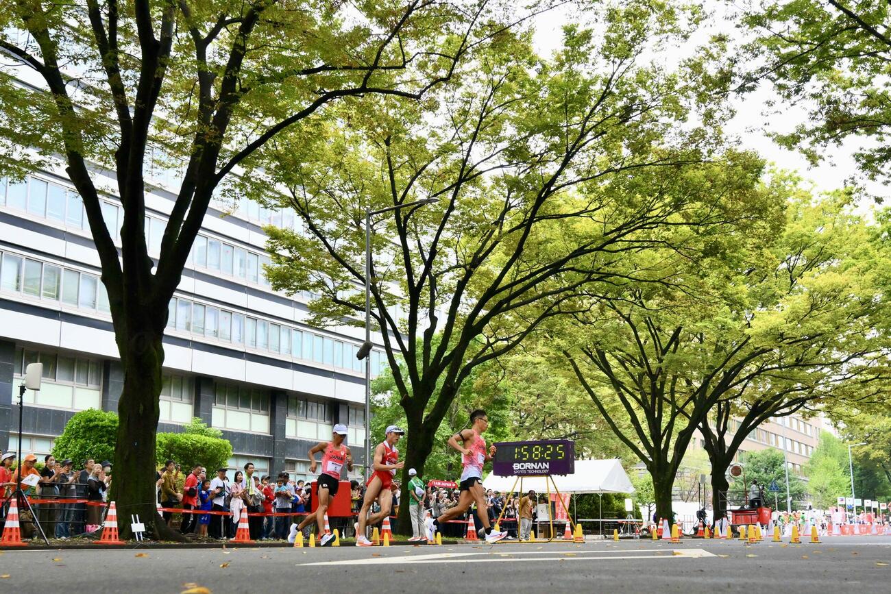 男子マラソン競歩で歩く勝木隼人（右）と諏方元郁（左）（撮影・滝沢徹郎）
