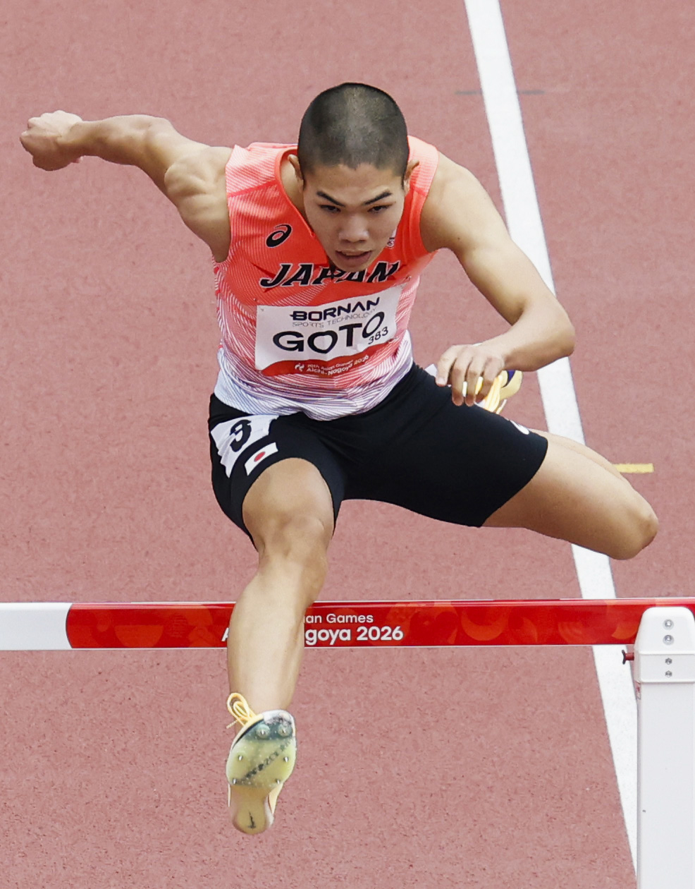男子400メートル障害予選　力走する後藤大樹＝パロマ瑞穂スタジアム