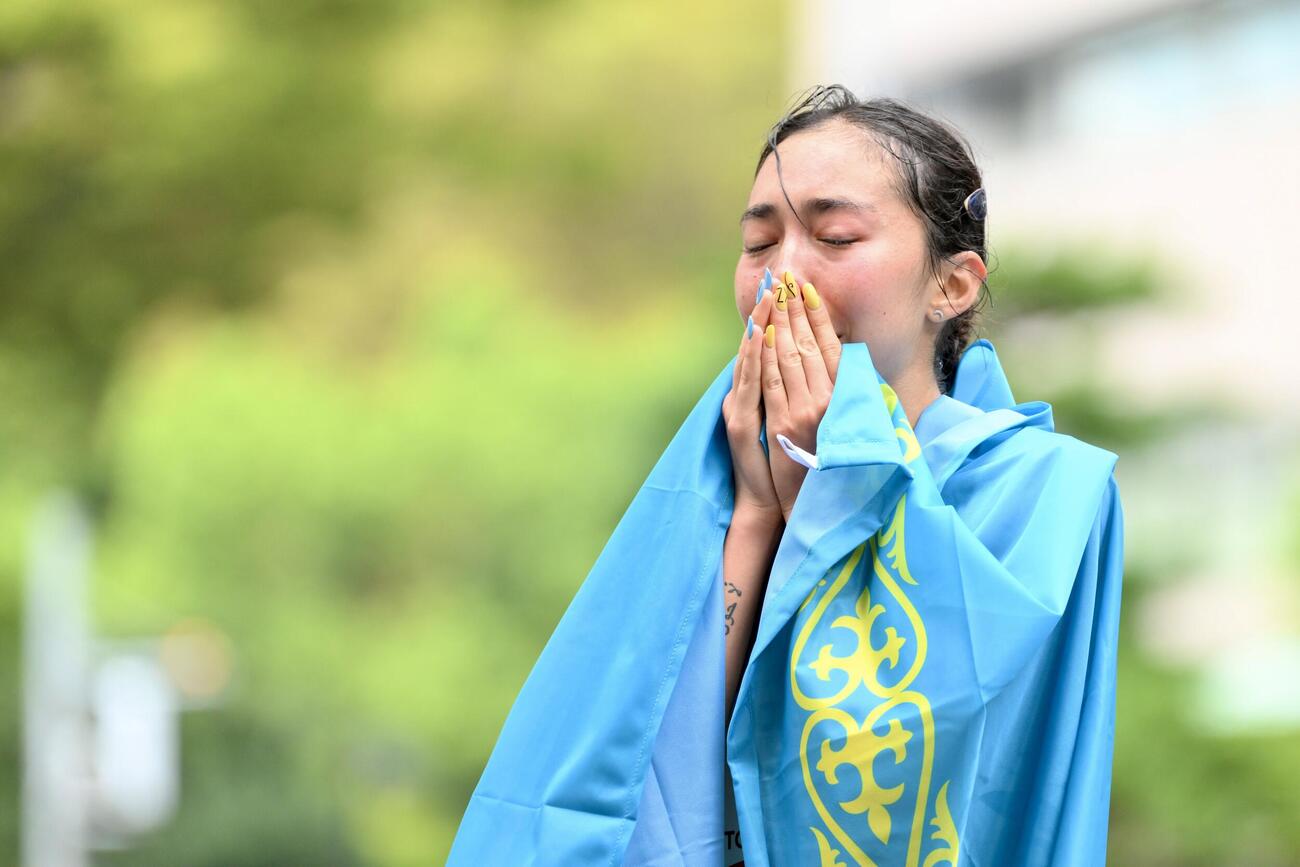 女子マラソン競歩で優勝を決め嬉し涙を流すカザフスタンのトクサンバエワ・ヤスミナ（撮影・滝沢徹郎）