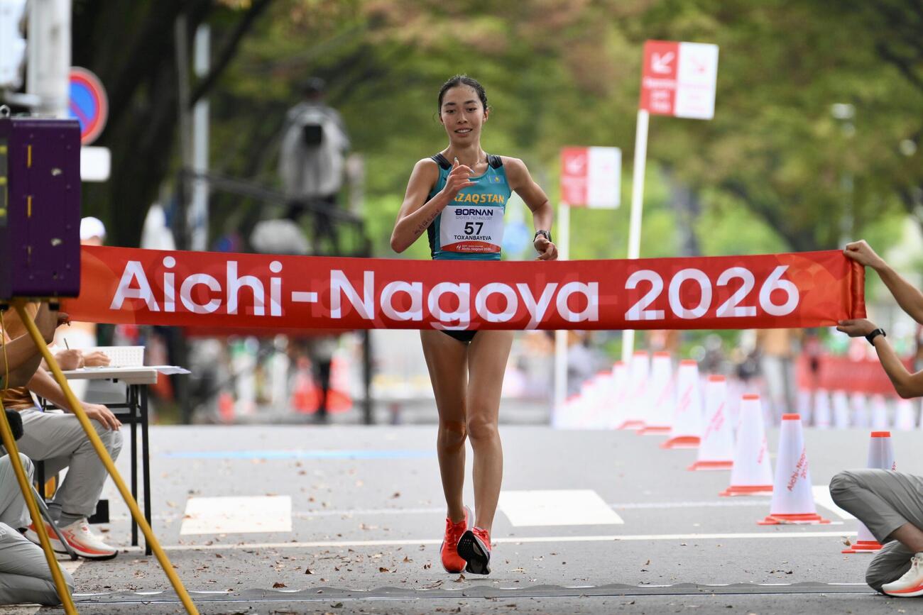 女子マラソン競歩で優勝を決めるカザフスタンのトクサンバエワ・ヤスミナ（撮影・滝沢徹郎）